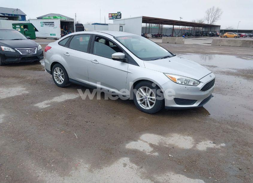 2016 Ford Focus SE (VIN 1FADP3F26GL324592) main photo