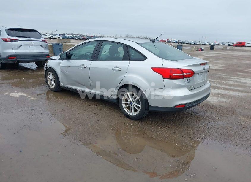 Photo 3 of 2016 Ford Focus SE (VIN 1FADP3F26GL324592)
