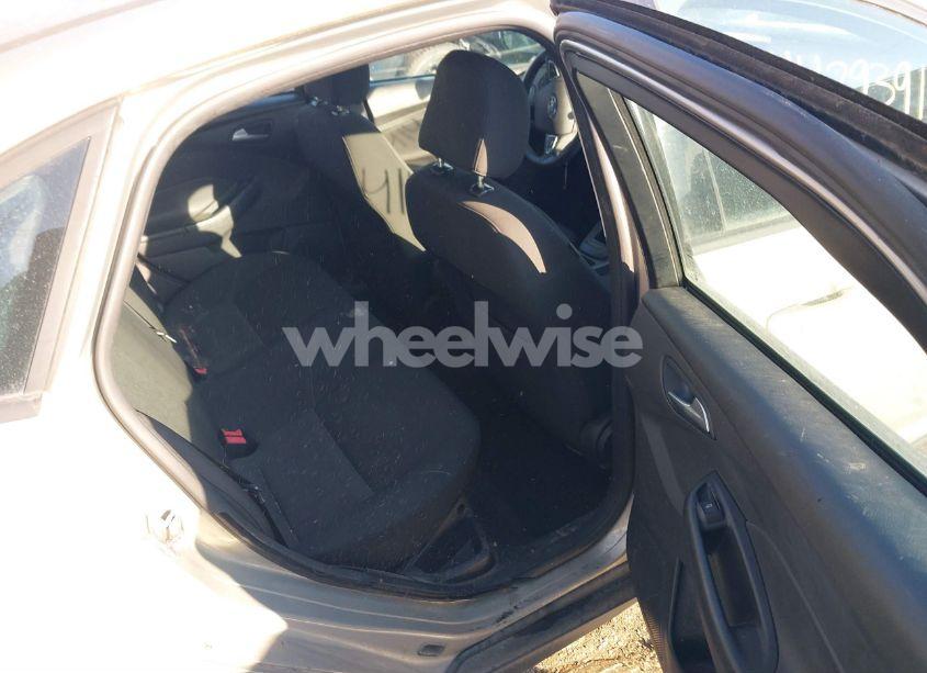 Photo 8 of 2016 Ford Focus SE (VIN 1FADP3F26GL358905)