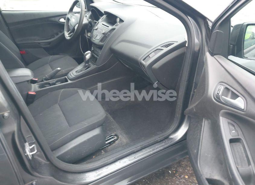 Photo 5 of 2016 Ford Focus SE (VIN 1FADP3F26GL365269)