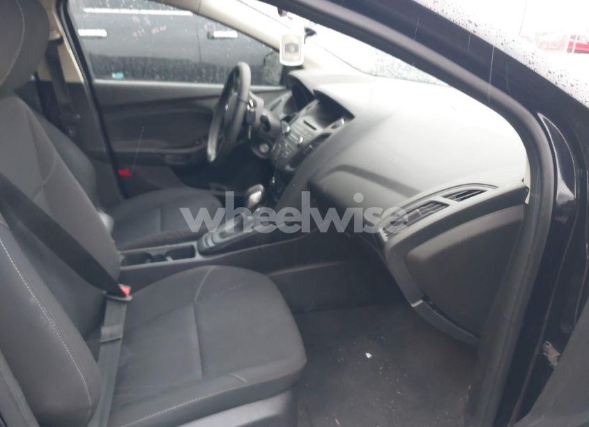 Photo 5 of 2017 Ford Focus SE (VIN 1FADP3F26HL276139)