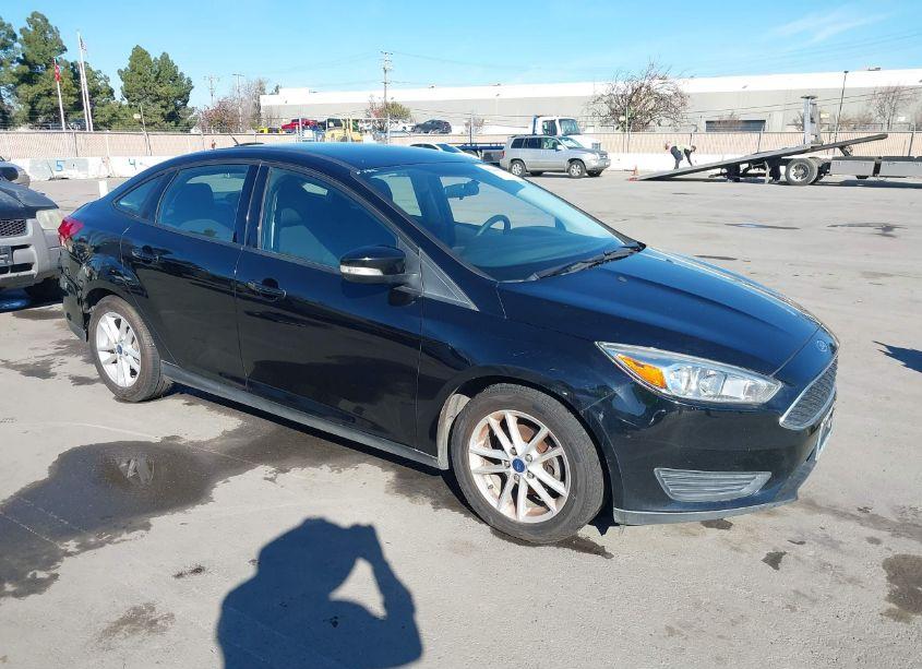 2017 Ford Focus SE (VIN 1FADP3F26HL308653) main photo
