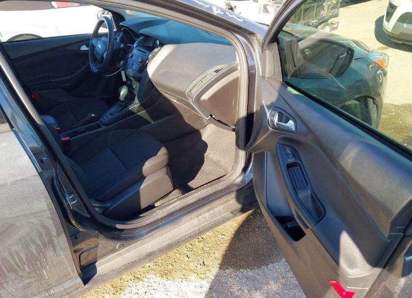Photo 5 of 2017 Ford Focus SE (VIN 1FADP3F26HL347629)