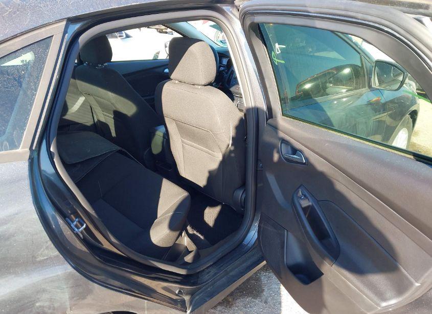 Photo 8 of 2017 Ford Focus SE (VIN 1FADP3F26HL347629)