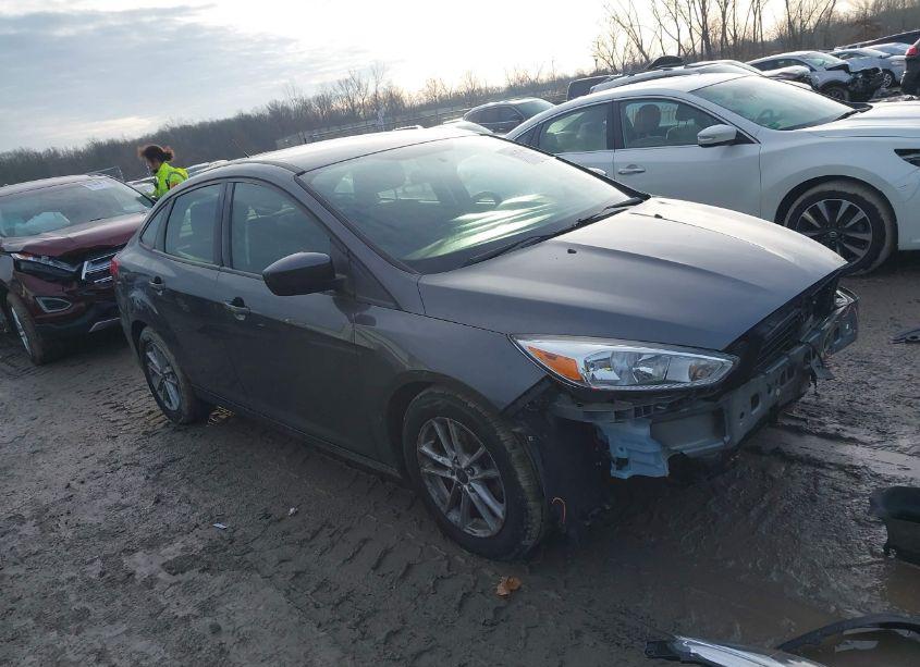 2018 Ford Focus SE (VIN 1FADP3F26JL210213) main photo