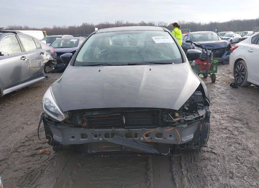 Photo 13 of 2018 Ford Focus SE (VIN 1FADP3F26JL210213)