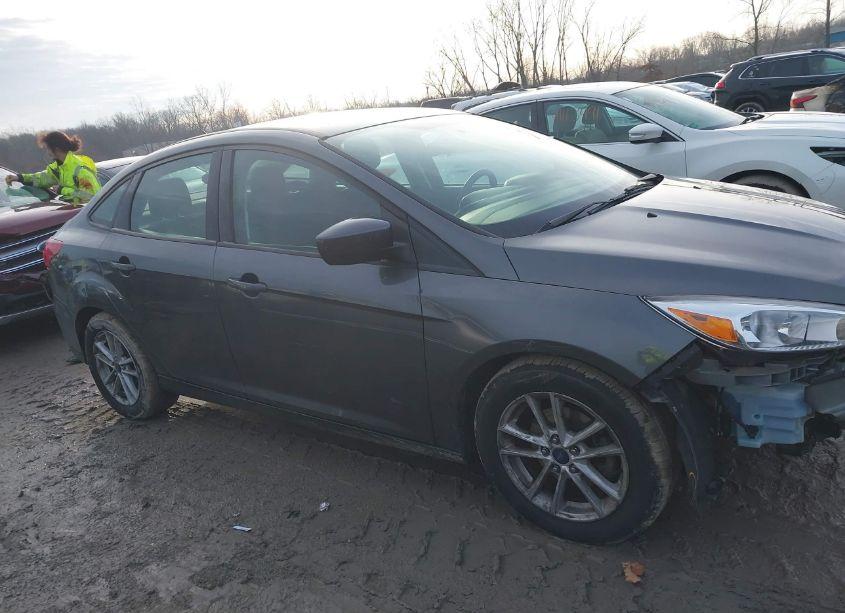 Photo 14 of 2018 Ford Focus SE (VIN 1FADP3F26JL210213)