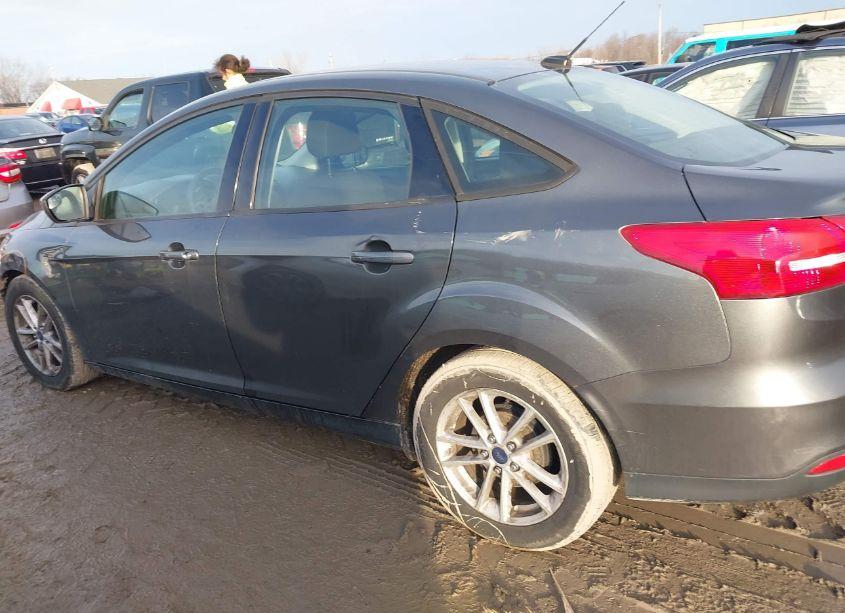 Photo 15 of 2018 Ford Focus SE (VIN 1FADP3F26JL210213)