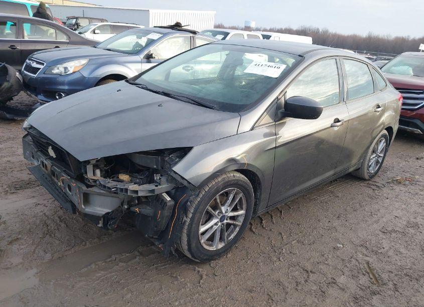 Photo 2 of 2018 Ford Focus SE (VIN 1FADP3F26JL210213)