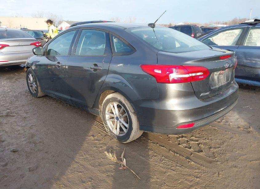Photo 3 of 2018 Ford Focus SE (VIN 1FADP3F26JL210213)
