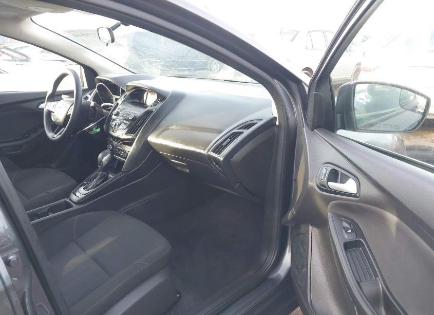 Photo 5 of 2018 Ford Focus SE (VIN 1FADP3F26JL210213)