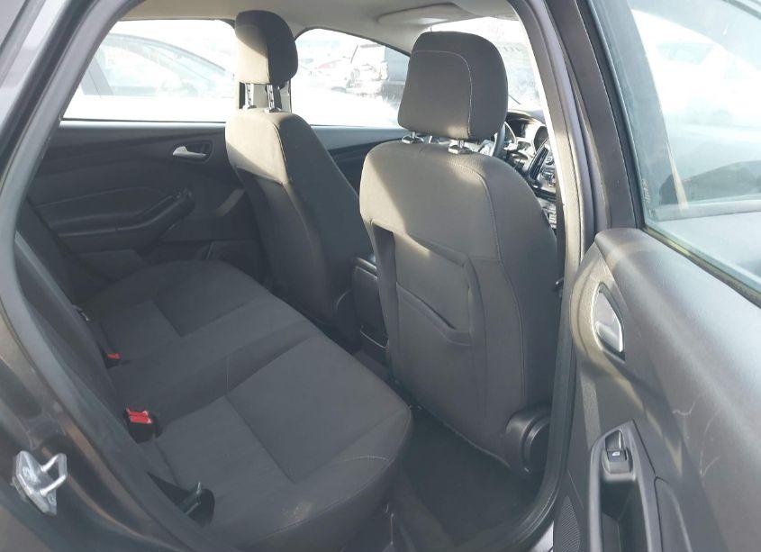 Photo 8 of 2018 Ford Focus SE (VIN 1FADP3F26JL210213)