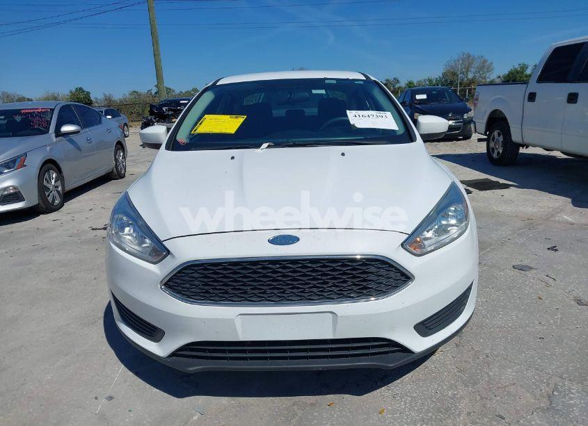 Photo 12 of 2018 Ford Focus SE (VIN 1FADP3F26JL212351)