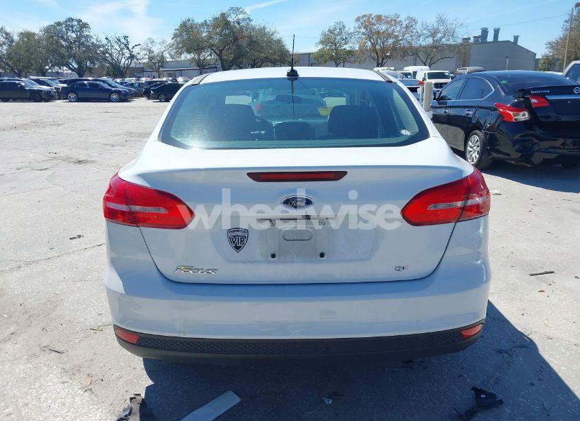 Photo 16 of 2018 Ford Focus SE (VIN 1FADP3F26JL212351)