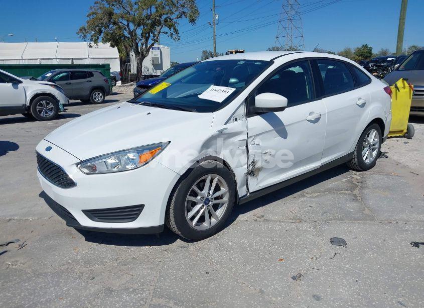 Photo 2 of 2018 Ford Focus SE (VIN 1FADP3F26JL212351)