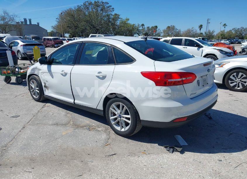 Photo 3 of 2018 Ford Focus SE (VIN 1FADP3F26JL212351)