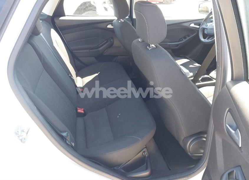 Photo 8 of 2018 Ford Focus SE (VIN 1FADP3F26JL212351)