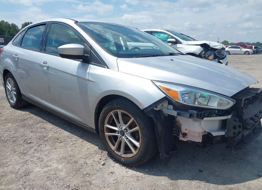2018 Ford Focus SE (VIN 1FADP3F26JL212608) main photo