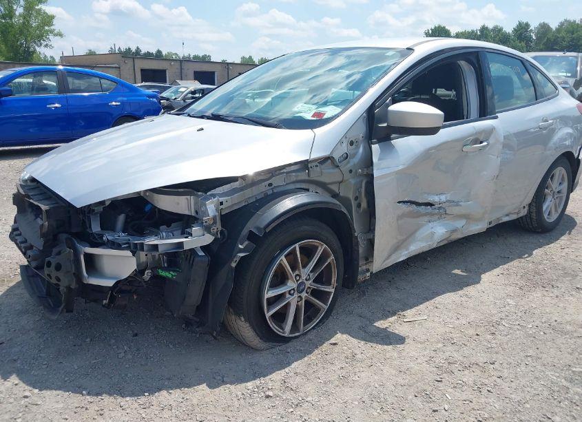 Photo 2 of 2018 Ford Focus SE (VIN 1FADP3F26JL212608)