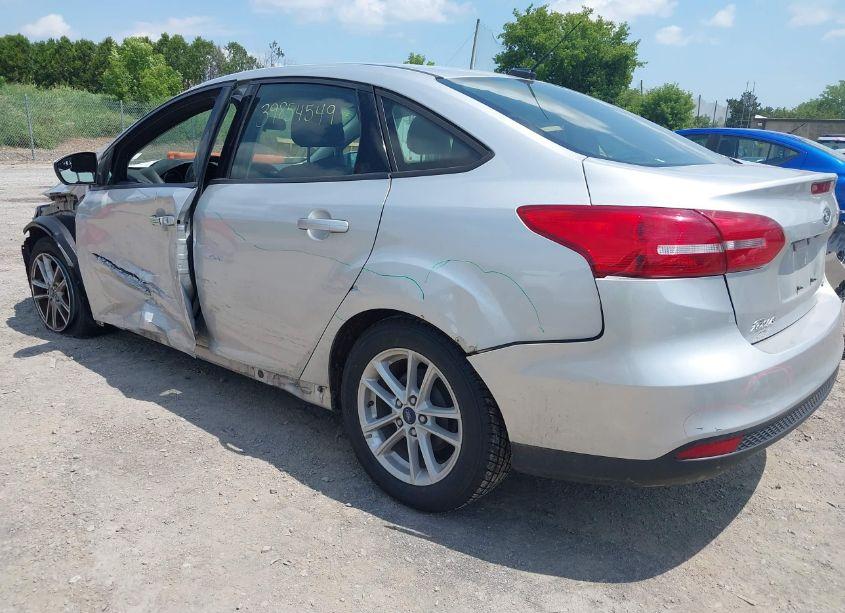 Photo 3 of 2018 Ford Focus SE (VIN 1FADP3F26JL212608)