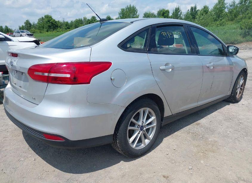 Photo 4 of 2018 Ford Focus SE (VIN 1FADP3F26JL212608)