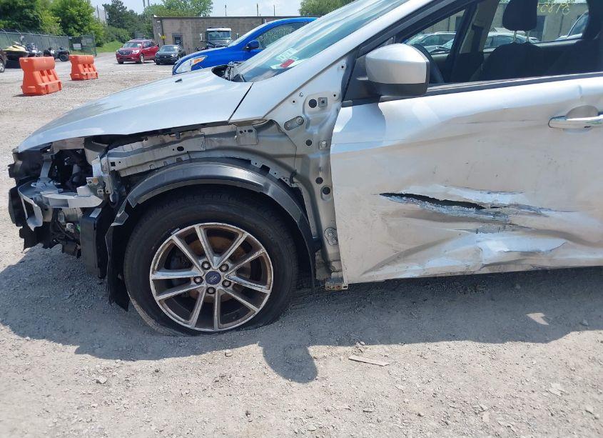 Photo 6 of 2018 Ford Focus SE (VIN 1FADP3F26JL212608)