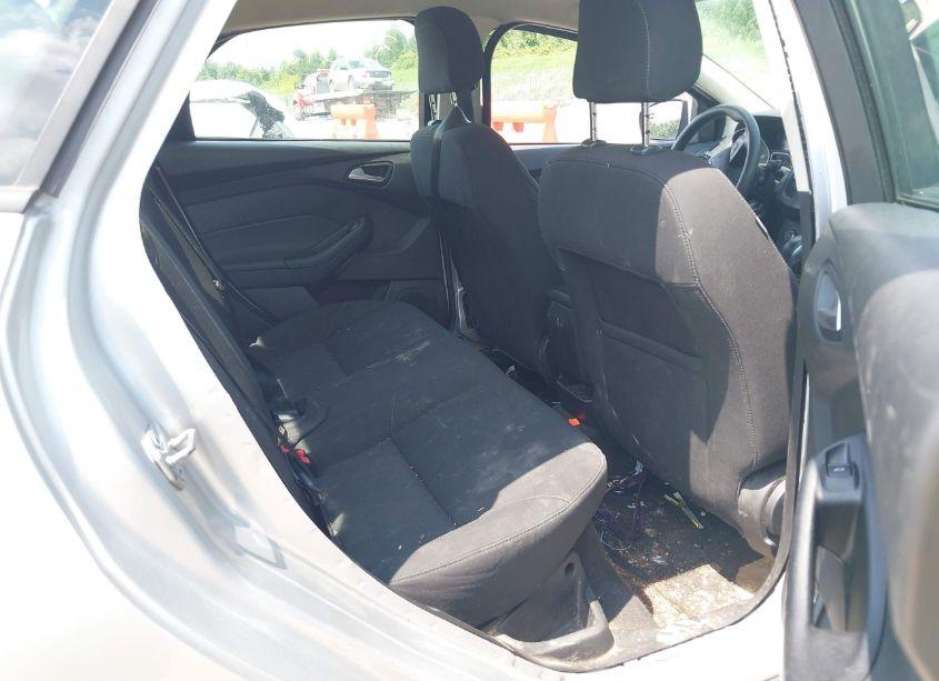 Photo 8 of 2018 Ford Focus SE (VIN 1FADP3F26JL212608)