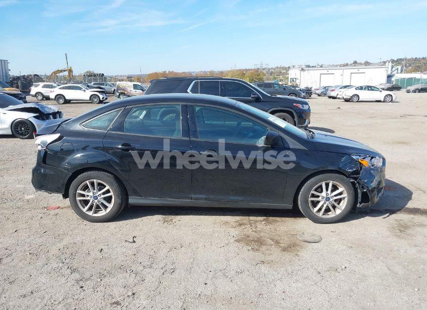 Photo 14 of 2018 Ford Focus SE (VIN 1FADP3F26JL214102)