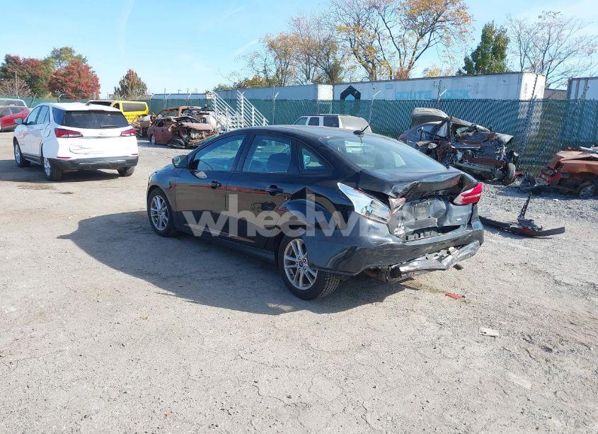 Photo 3 of 2018 Ford Focus SE (VIN 1FADP3F26JL214102)