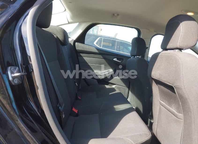Photo 8 of 2018 Ford Focus SE (VIN 1FADP3F26JL214102)