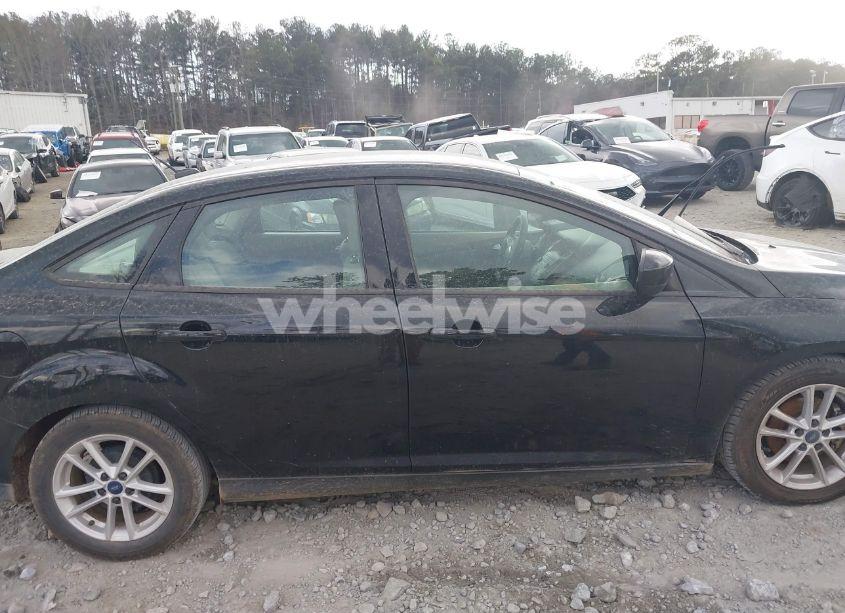 Photo 13 of 2018 Ford Focus SE (VIN 1FADP3F26JL214245)
