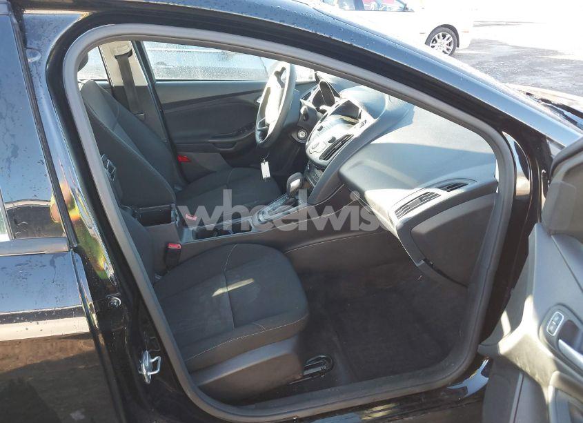 Photo 5 of 2018 Ford Focus SE (VIN 1FADP3F26JL222264)