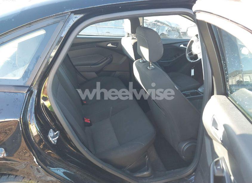 Photo 8 of 2018 Ford Focus SE (VIN 1FADP3F26JL222264)