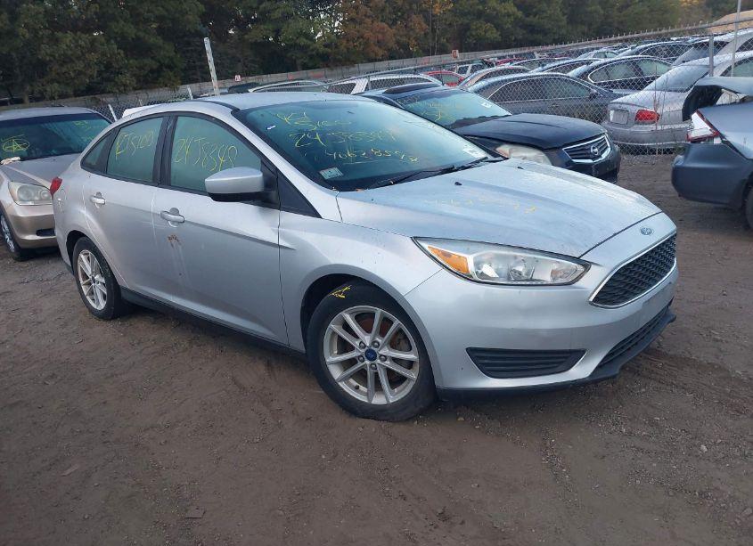 2018 Ford Focus SE (VIN 1FADP3F26JL237184) main photo