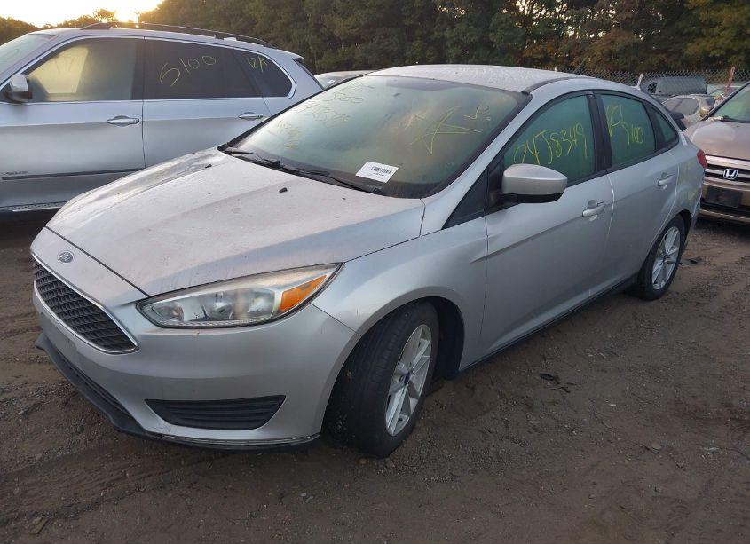 Photo 2 of 2018 Ford Focus SE (VIN 1FADP3F26JL237184)
