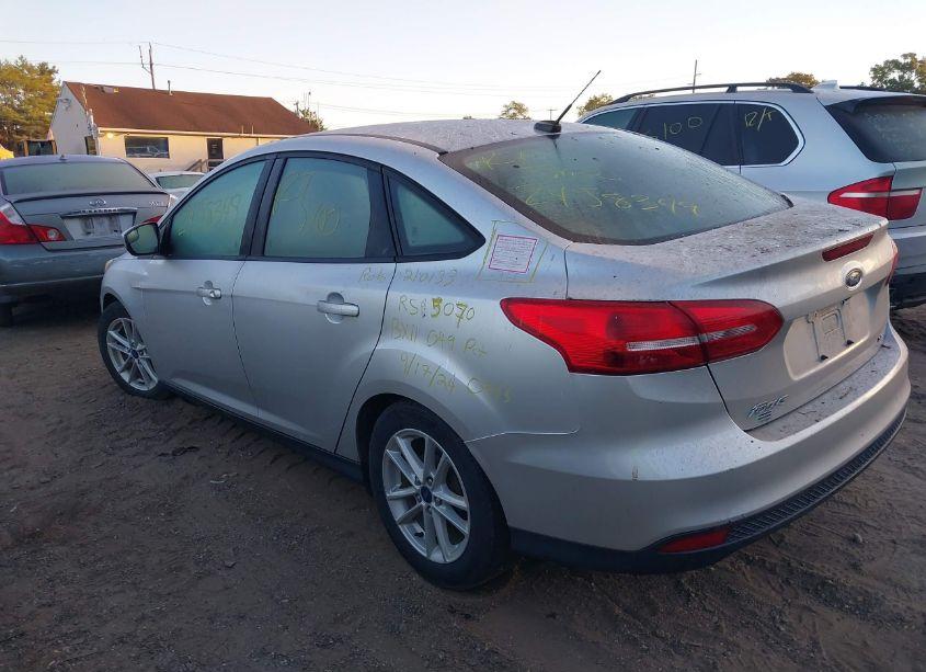 Photo 3 of 2018 Ford Focus SE (VIN 1FADP3F26JL237184)