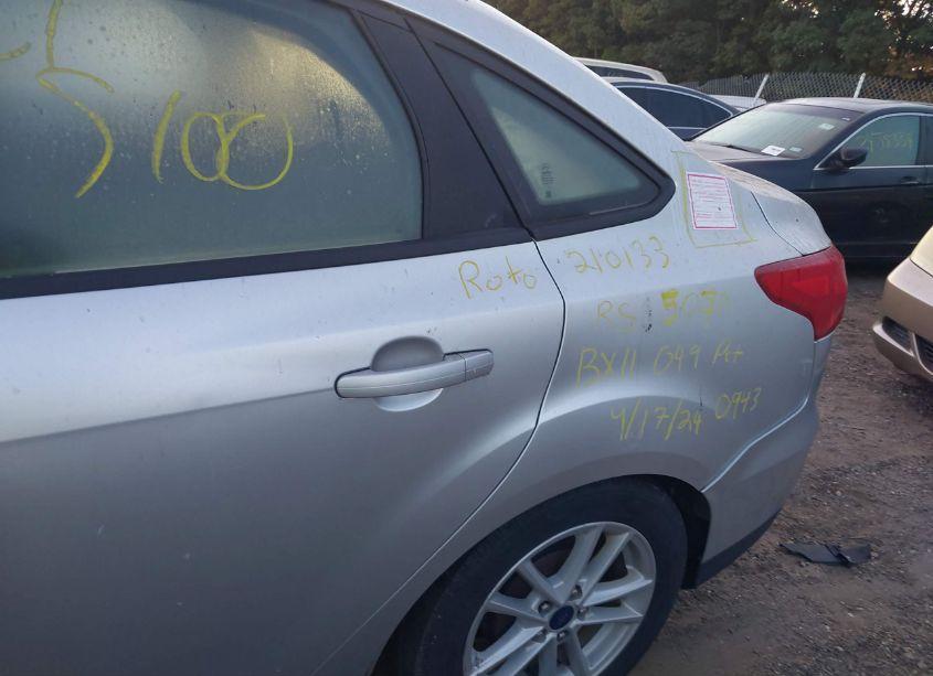 Photo 6 of 2018 Ford Focus SE (VIN 1FADP3F26JL237184)