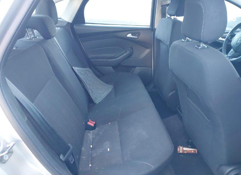 Photo 8 of 2018 Ford Focus SE (VIN 1FADP3F26JL237184)