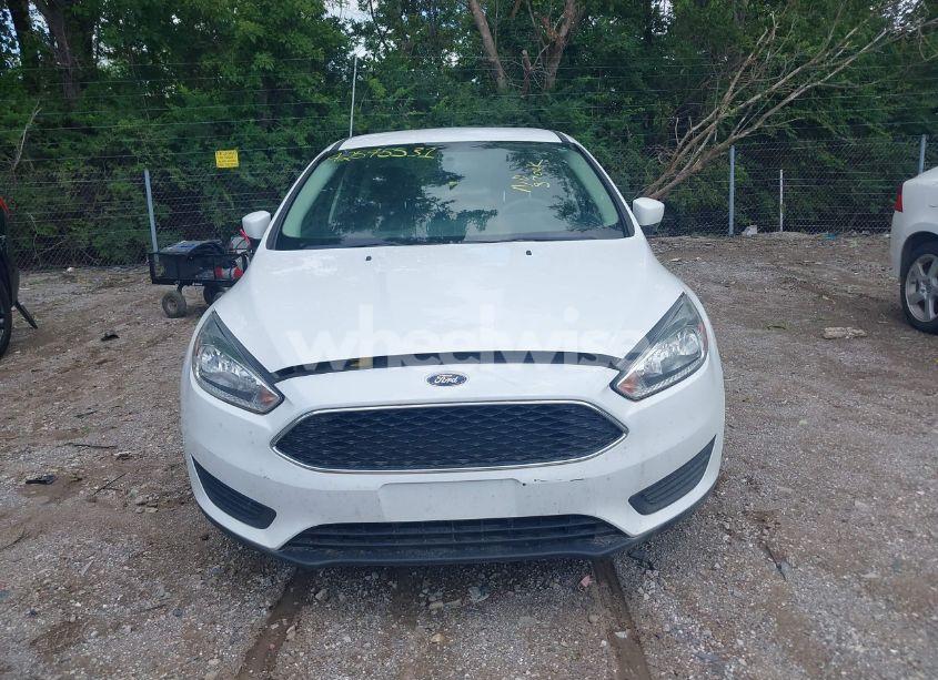 Photo 12 of 2018 Ford Focus SE (VIN 1FADP3F26JL237556)