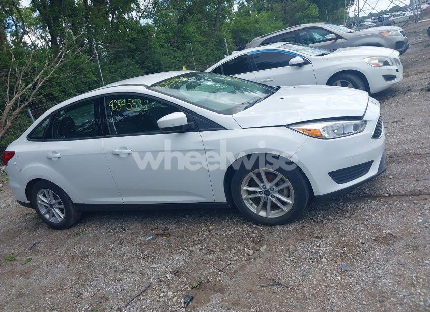 Photo 13 of 2018 Ford Focus SE (VIN 1FADP3F26JL237556)