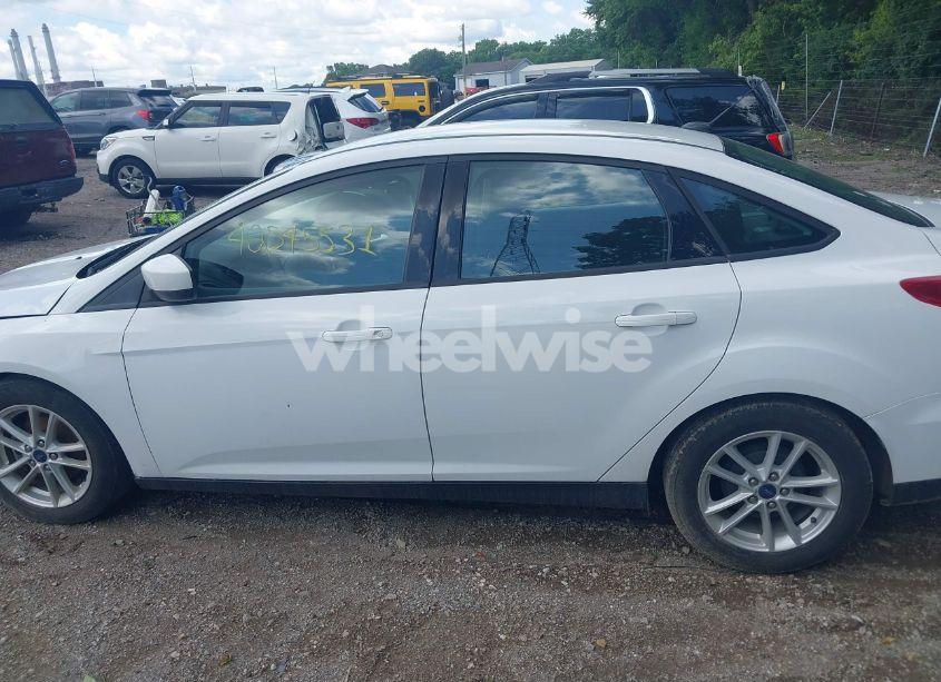 Photo 14 of 2018 Ford Focus SE (VIN 1FADP3F26JL237556)