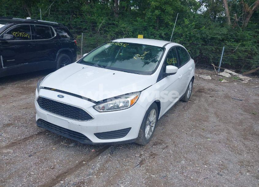 Photo 2 of 2018 Ford Focus SE (VIN 1FADP3F26JL237556)