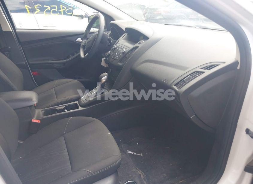 Photo 5 of 2018 Ford Focus SE (VIN 1FADP3F26JL237556)