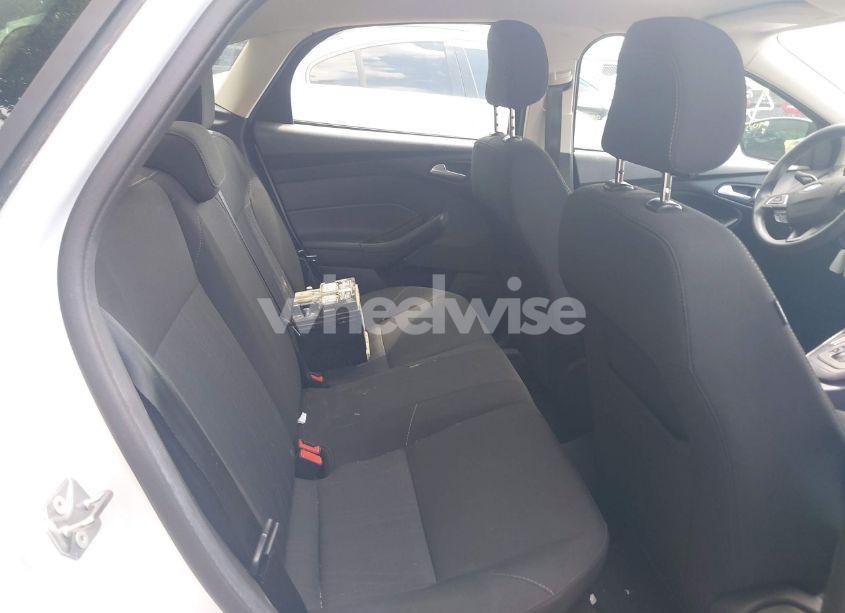 Photo 8 of 2018 Ford Focus SE (VIN 1FADP3F26JL237556)