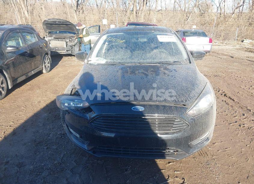 Photo 12 of 2018 Ford Focus SE (VIN 1FADP3F26JL284182)