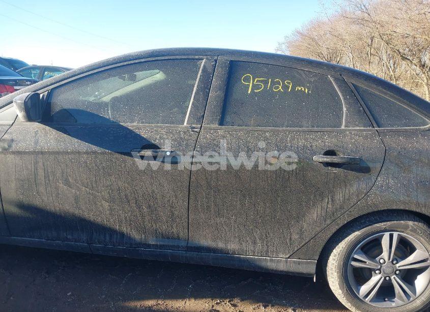 Photo 14 of 2018 Ford Focus SE (VIN 1FADP3F26JL284182)