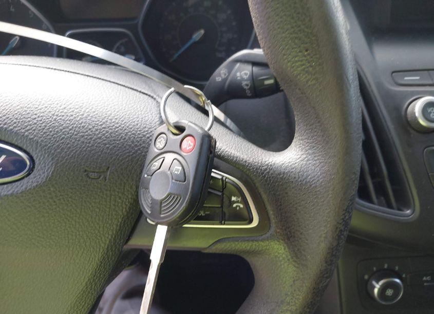 Photo 11 of 2018 Ford Focus SE (VIN 1FADP3F26JL301739)