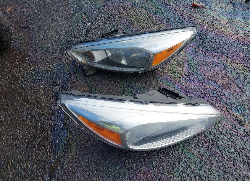 Photo 12 of 2018 Ford Focus SE (VIN 1FADP3F26JL301739)