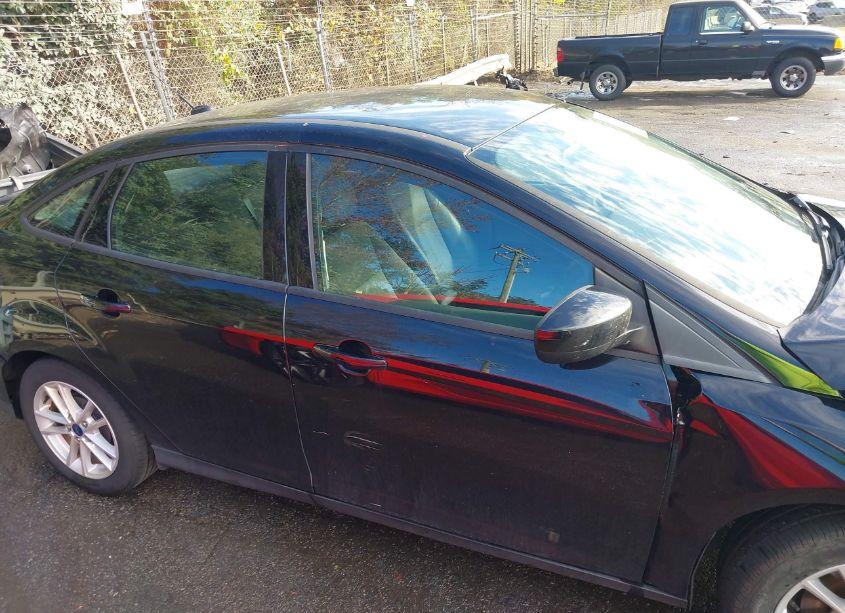 Photo 14 of 2018 Ford Focus SE (VIN 1FADP3F26JL301739)