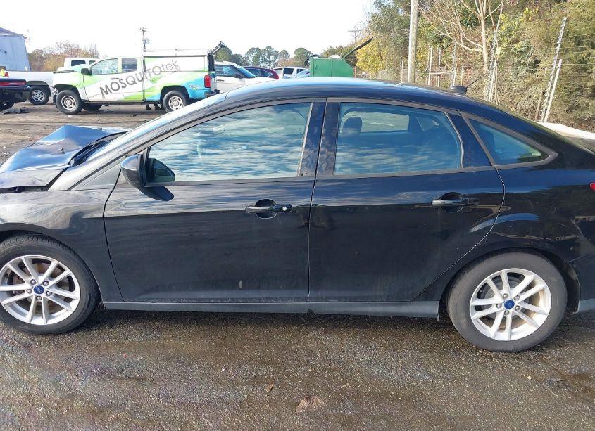 Photo 15 of 2018 Ford Focus SE (VIN 1FADP3F26JL301739)